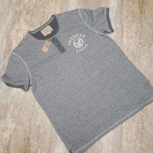 AMERICAN EAGLE MENS 2 BUTTON TEE SIZE LARGE  NEW WITH TAG